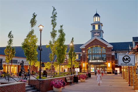 With more than 220 stores, Woodbury Common Premium Outlets in Central Valley are one of the nicest as well as one of the largest outlets in the world. . Woodbury common stores
